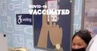 Laeticia Hallyday et sa fille Joy pendant que cette dernière se fait vacciner, le mardi 18 mai 2021.
