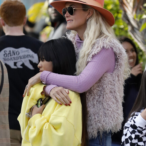 Semi-exclusif - Laeticia Hallyday est allée déjeuner avec ses filles Jade et Joy au restaurant Ivy à Santa Monica le 9 mars 2019.