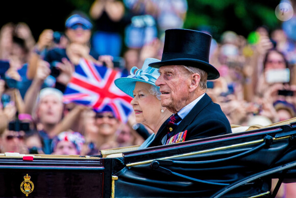 Le prince Philip, duc d'Edimbourg, pendant le défilé Trooping the Colour avec la reine Elizabeth II d'Angleterre.