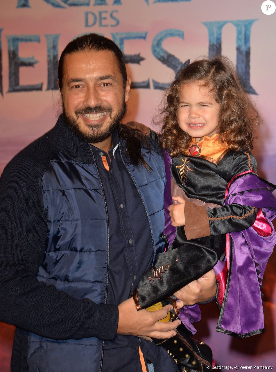 Moundir et sa fille Aliya - Projection exceptionelle de "La Reine des Neiges 2 " au Grand Rex à Paris le 13 novembre 2019. © Veeren Ramsamy/Bestimage