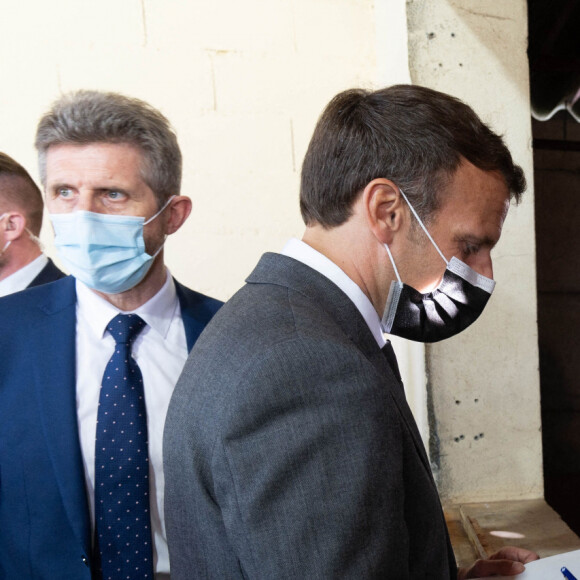 Emmanuel Macron - Le président de la République Emmanuel Macron en déplacement dans l'Aube, à Pont-Sainte-Marie, pour marquer la reprise des activités sportives pour les mineurs et le lancement du "pass sport". Le 19 mai 2021 © Jacques Witt / Pool / Bestimage 