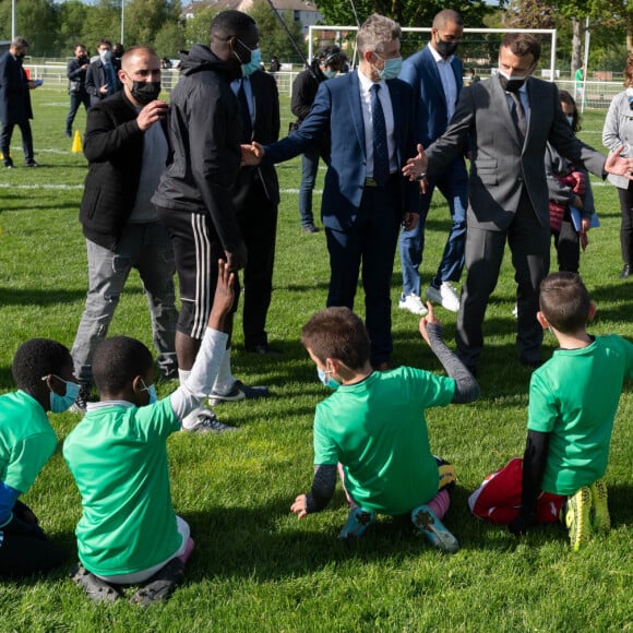 Emmanuel Macron - Le président de la République Emmanuel Macron en déplacement dans l'Aube, à Pont-Sainte-Marie, pour marquer la reprise des activités sportives pour les mineurs et le lancement du "pass sport". Le 19 mai 2021 © Jacques Witt / Pool / Bestimage 