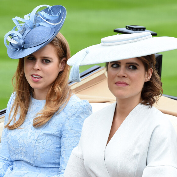 La princesse Beatrice et la princesse Eugenie d'York - La famille royale d'Angleterre à son arrivée à Ascot pour les courses hippiques.