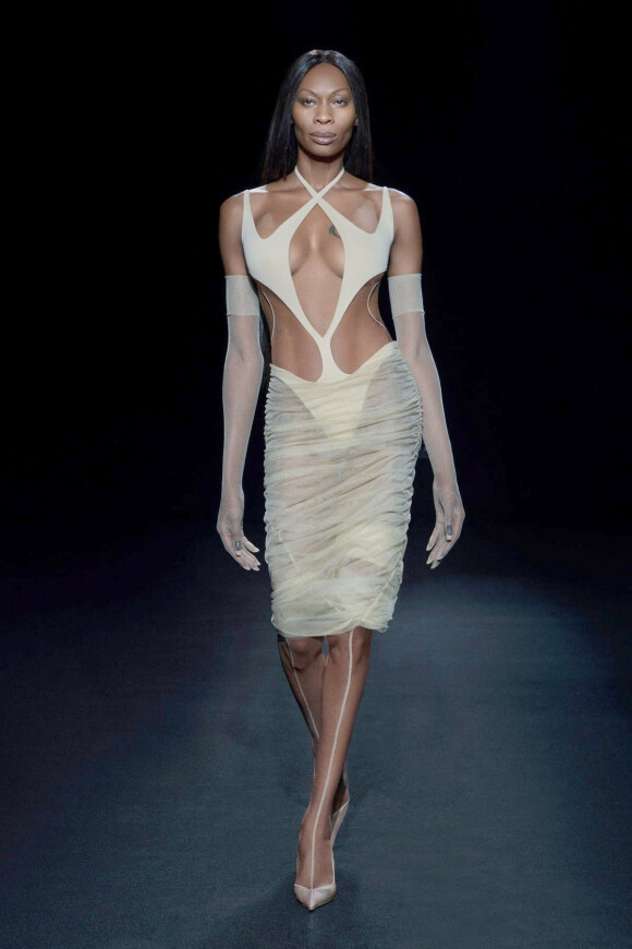 La robe Mugler (collection printemps été 2021, ici en beige) portée par Megan Fox lors des Billboard Music Awards 2021.