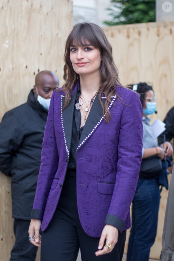 Exclusif - Clara Luciani - Backstage de l'enregistrement de l'émission "La chanson de l'année" dans les jardins du Palais Royal à Paris, qui sera diffusée le 12 juin sur TF1. Le 11 juin 2020 © Cyril Moreau / Bestimage 