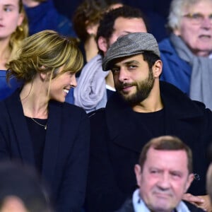 Isabelle Ithurburu et son compagnon Maxim Nucci - People dans les tribunes du Parc des Princes lors du Match PSG contre Nice. Le 27 octobre 2017. © Giancarlo Gorassini/Bestimage