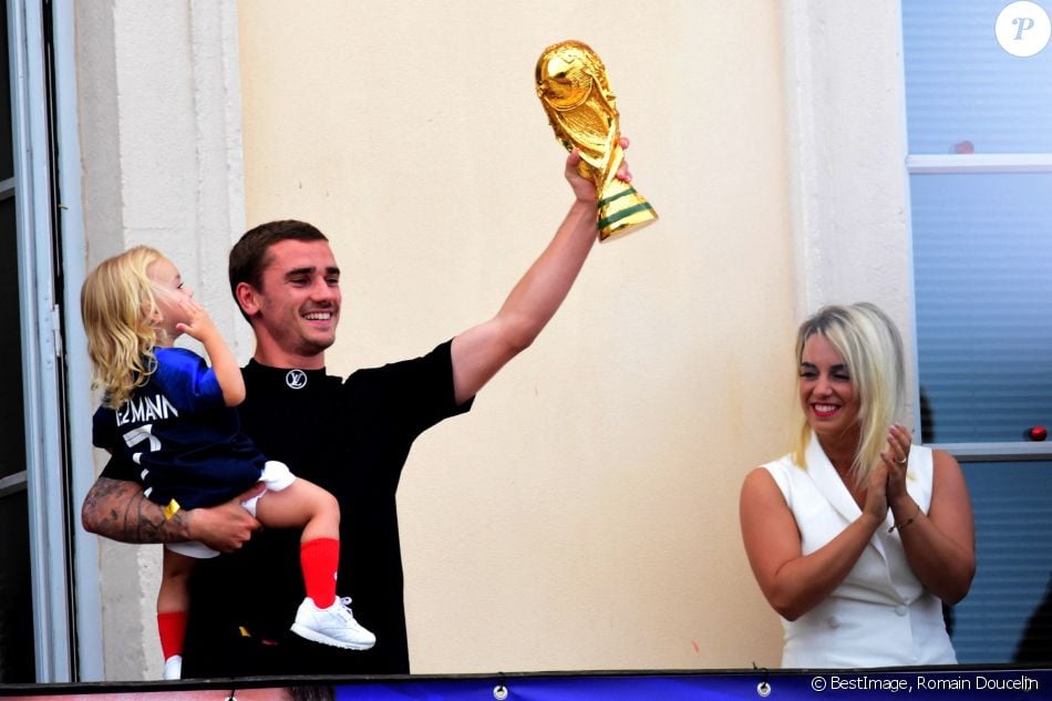 Antoine avec sa femme Erika Choperena et sa fille Mia - Antoine Griezmann venu remercier les supporters de sa ville natale de Mâcon, suite à la victoire de la coupe du monde de football 2018 le 20 juiilet 2018 © Romain Doucelin / Bestimage