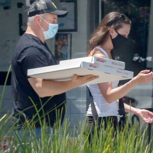 Exclusif - Matt LeBlanc est allé acheter une pizza à emporter avec une amie à Los Angeles. Le 13 juillet 2020.