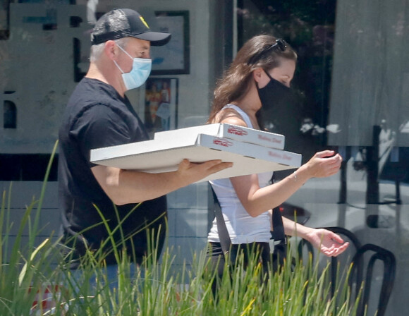 Exclusif - Matt LeBlanc est allé acheter une pizza à emporter avec une amie à Los Angeles. Le 13 juillet 2020.