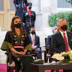 Le Roi Abdallah II de Jordanie, son épouse la Reine Rania et leur fils, le Prince Héritier Al Hussein, assistent à la cérémonie marquant le 75ème anniversaire de l'indépendance de la Jordanie au Palais de Raghadan. Amman, le 25 mai 2021.
