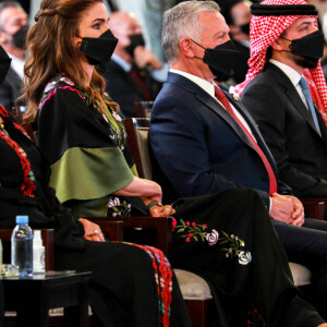 La princesse Muna Al-Hussein, la reine Rania de Jordanie, son mari, le Roi Abdallah II de Jordanie et leur fils, le Prince Héritier Al Hussein, assistent à la cérémonie marquant le 75ème anniversaire de l'indépendance de la Jordanie au Palais de Raghadan. Amman, le 25 mai 2021.