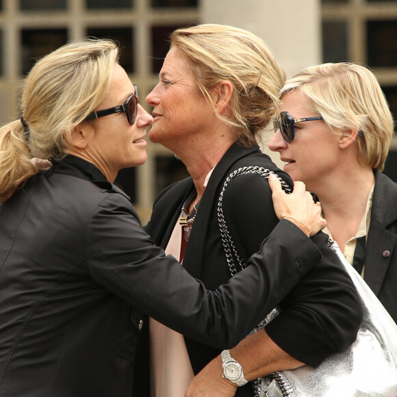 Anne-Sophie Lapix, Marina Carrère d'Encausse et Anne-Élisabeth Lemoine - Obsèques d'Emmanuel Maubert au cimetière du Père-Lachaise à Paris, le 8 juin 2016. © Agence/Bestimage