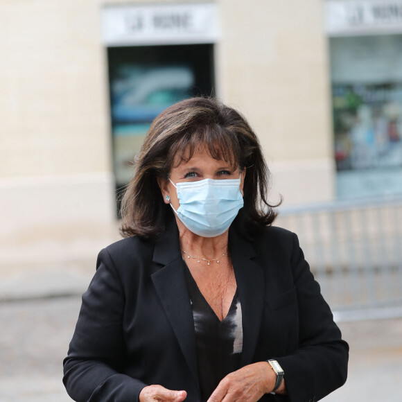 Anne Sinclair - Hommage à Guy Bedos en l'église de Saint-Germain-des-Prés à Paris le 4 juin 2020.  