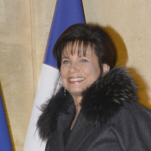 Pierre Nora et Anne Sinclair arrivent au Palais de l'Elysee a Paris le 9 decembre 2013. L'historien Pierre Nora a ete decore Grand officier de la Legion d'honneur par le president Francois Hollande.