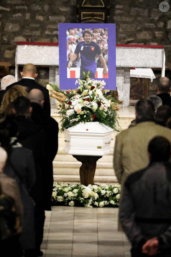 Cercueil - Intérieur église - Obsèques du rugbyman Christophe Dominici en l'église Saint-Louis de Hyères le 4 décembre 2020 © Franck Muller / Nice Matin / Bestimage