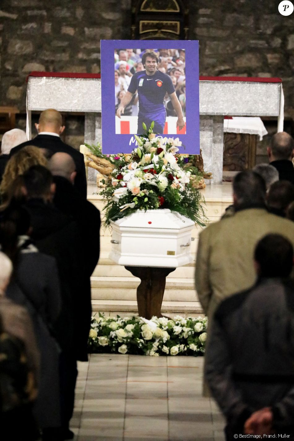 Cercueil - Intérieur église - Obsèques du rugbyman Christophe Dominici en l'église Saint-Louis de Hyères le 4 décembre 2020 © Franck Muller / Nice Matin / Bestimage