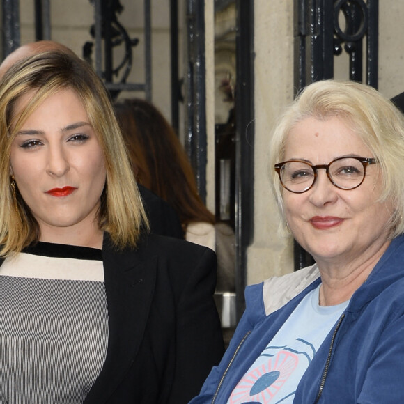 Marilou Berry et sa mère Josiane Balasko au défilé Jean-Paul Gaultier lors de la fashion week Haute-Couture Automne-Hiver 2013/2014 à Paris le 3 juillet 2013.