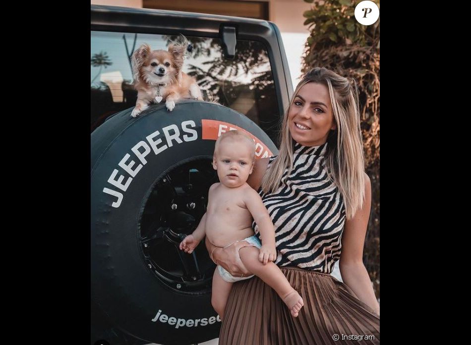 Hillary de "Mamans & Célèbres" pose avec son fils Milo et son chien, le 20 mai 2021