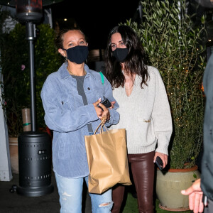 Courteney Cox et sa meilleure amie Jennifer Meyer quittent le restaurant "Giorgio Baldi" après le dîner à Santa Monica, le 19 mai 2021.