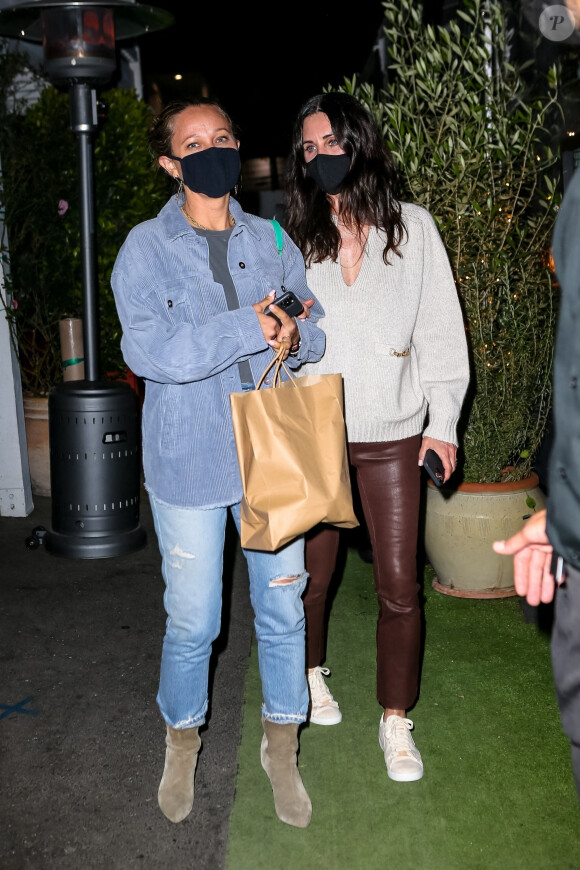 Courteney Cox et sa meilleure amie Jennifer Meyer quittent le restaurant "Giorgio Baldi" après le dîner à Santa Monica, le 19 mai 2021.