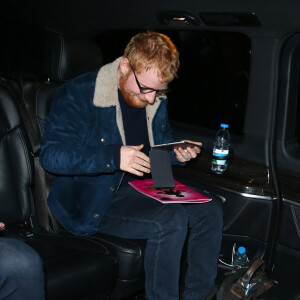 Ed Sheeran quitte la première du spectacle "& Juliet" au théâtre "The Shaftesbury" à Londres, le 20 novembre 2019.
