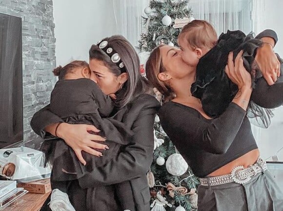 Anaïs Camizuli avec sa fille, sa soeur Manon et sa nièce Meylie, décembre 2020
