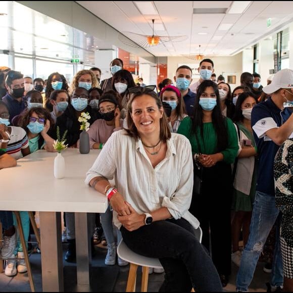 Laure Manaudou s'est exprimée face à des adolescents à Roland-Garros, sur invitation de BNP Paribas. Le 31 mai 2021.