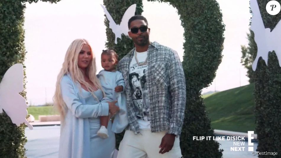 Khloe Kardashian a dit que T. Thompson a essayé de l'embrasser avant la fête d'anniversaire de leur fille True, avant de fondre en larmes lors de l'émission "Keeping Up with The Kardashians". Le couple s'est séparé après le scandale de fraude du joueur de la NBA avec Jordyn Woods et après la trahison, Khloe se sentait toujours "humiliée et blessée". Cependant, le premier anniversaire de sa fille, True Thompson, approchant à grands pas, Khloe savait qu'elle devrait faire face à son ex. Los Angeles. Le 8 septembre 2019.