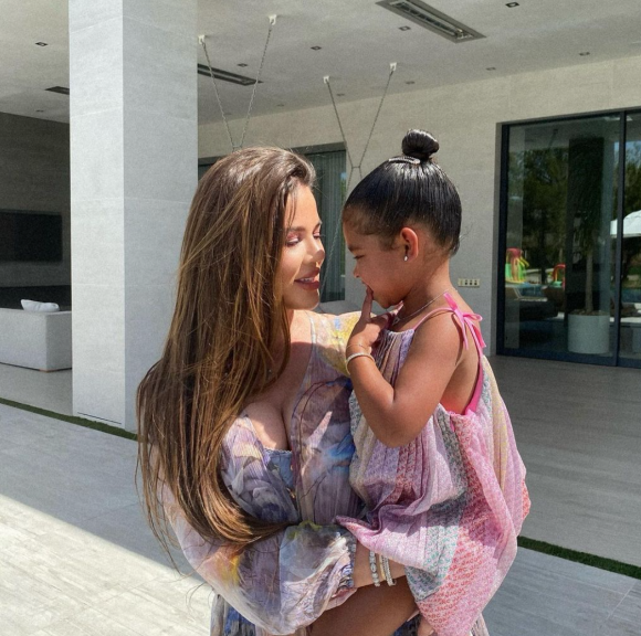 Khloé Kardashian et sa fille True. Avril 2021.