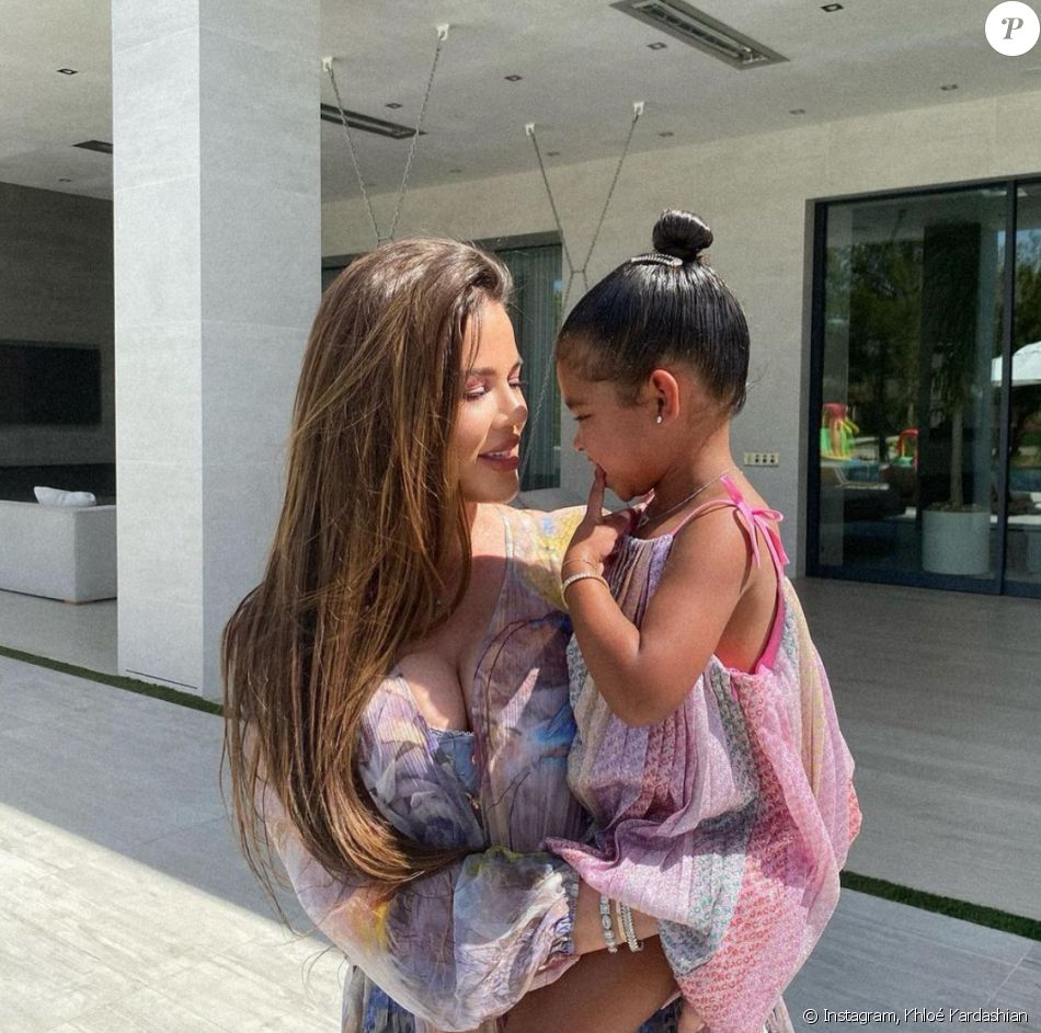 Khloé Kardashian et sa fille True. Avril 2021.