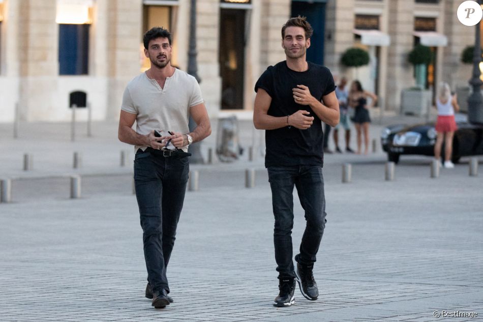 Exclusif - Michele Morrone et son ami mannequin Jon Kortajarena se baladent place Vendôme à Paris, le 16 septembre 2020.