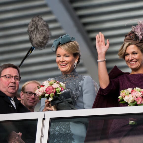 La reine Mathilde de Belgique et la reine Maxima des Pays-Bas montent à bord du train Royal pour se rendre à la nouvelle gare de Utrecht, lors d'une visite d'état de 3 jours du couple royal belge aux Pays-Bas. Le 30 novembre 2016.