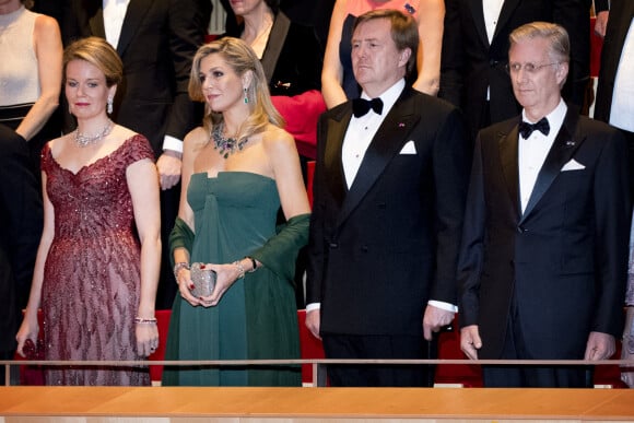 La reine Mathilde de Belgique, la reine Maxima et le roi Willem-Alexander des Pays-Bas et le roi Philippe de Belgique - Soirée de concert par l'orchestre national de Belgique au deuxième jour de la visite d'Etat du roi et de la reine des Belges aux Pays-Bas à La Haye, Pays-Bas, le 29 novembre 2016.