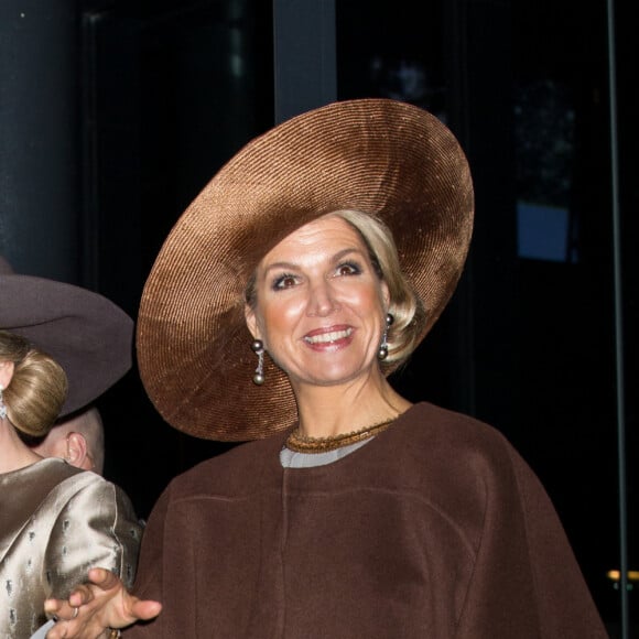 La reine Mathilde de Belgique et la reine Maxima des Pays-Bas lors d'une rencontre au Théâtre d'Amsterdam, Pays-Bas, le 28 novembre 2016. Le roi Philippe de Belgique et la reine Mathilde de Belgique en visite d'état aux Pays-Bas.