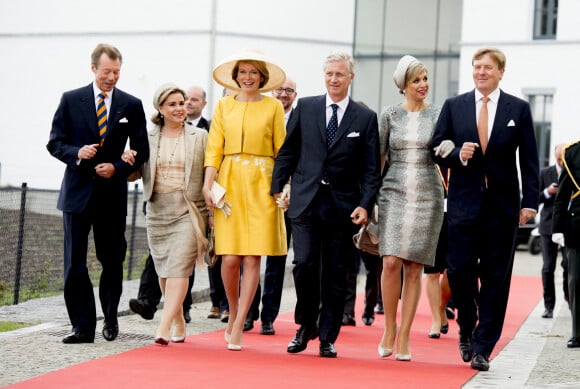 Le grand-duc Henri, la grande-duchesse Maria Teresa du Luxembourg, la reine Mathilde, le roi Philippe de Belgique, la reine Maxima et le roi Willem-Alexander des Pays-Bas - Des membres de familles royales européennes participent aux festivités du bicentenaire de la bataille de Waterloo à la butte du lion à Waterloo, le 18 juin 2015.