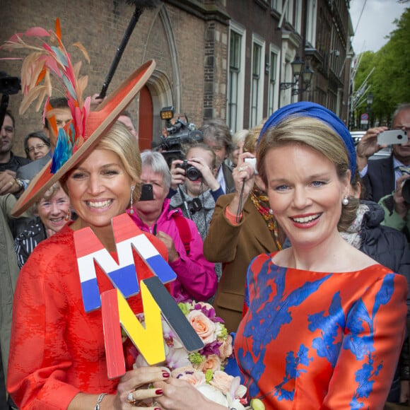 La reine Maxima des Pays-Bas et la reine Mathilde de Belgique lors l'inauguration l'exposition "Vormidable" à La Haye, le 20 mai 2015.