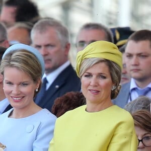La reine Mathilde de Belgique (habillée en Dior) et la reine Maxima des Pays-Bas - Cérémonie de commémoration du 70ème anniversaire du débarquement sur la plage Sword Beach à Ouistreham. Le 6 juin 2014.