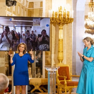 La reine Maxima (en robe Maison Natan) lors de la remise des prix Appeltjes van Oranje sur le thème de la santé mentale au palais Noordeinde à La Haye le 1er juin 2021.