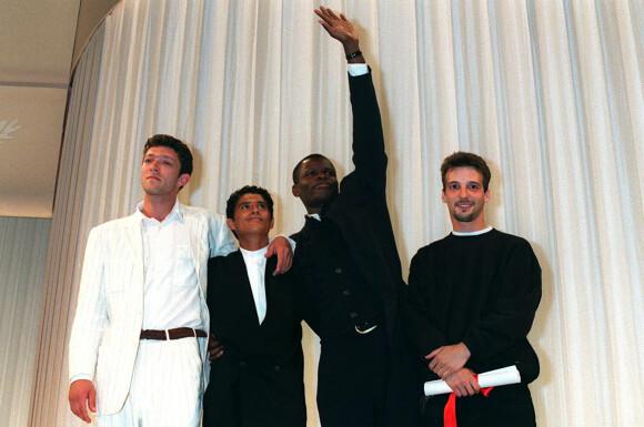 Mathieu Kassovitz reçoit le prix de la mise en scène pour son film "La Haine". 48e festival international du film de Cannes. Le 18 mai 1995.