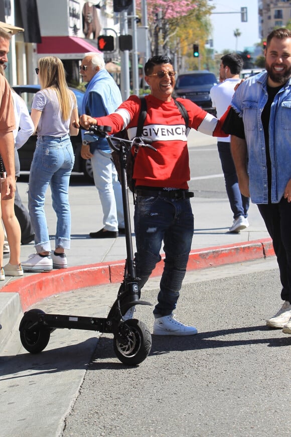 Saïd Taghmaoui fait de la trottinette à Beverly Hills, le 15 mars 2019.