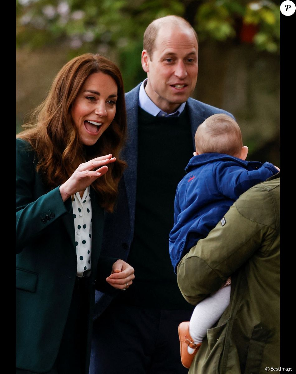 Le prince William, duc de Cambridge et Kate Middleton, duchesse de Cambridge, rencontrent des enfants d'Edzell Nursery lors de leur visite au parc Starbank à Édimbourg, Ecosse, Royaume Uni, le 27 mai 2021.
