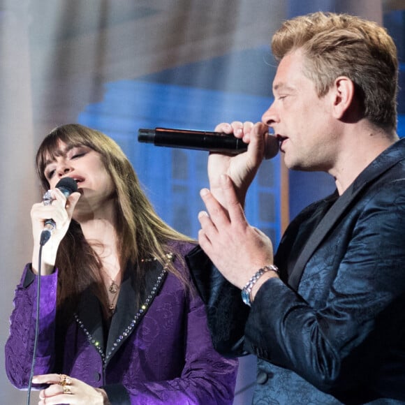 Benjamin Biolay et Clara Luciani - Enregistrement de l'émission "La chanson de l'année" dans les jardins du Palais Royal à Paris. Le 11 juin 2020. © Cyril Moreau / Bestimage