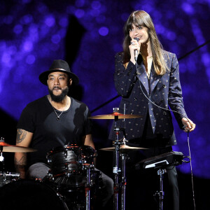 Exclusif - Clara Luciani (nommée pour la chanson "Le Reste") et Mathieu Edward à la batterie (ex-candidat de la Star Academy) - Enregistrement de l'émission "La chanson de l'année" au château de Chambord, qui sera diffusée sur TF1. © Gaffiot-Moreau / Bestimage