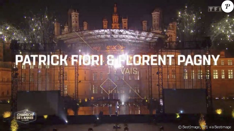 Nikos Aliagas sur scène annonce en direct la chanson élue par les téléspectateurs de TF1: "La chanson de l'année 2021" a été décernée à Patrick Fiori et Florent Pagny pour "J'y vais"pour l'émission "La Chanson de l'année 2021" tournée au château de Chambord, France, le 5 juin 2021 sur TF1. © TF1 via Bestimage