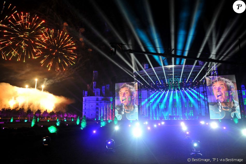 Exclusif - Julien Clerc sur scène en direct pour l'émission TF1 "La Chanson de l'année 2021" tournée au château de Chambord, France, le 5 juin 2021 sur TF1. © Gaffiot-Moreau / Bestimage
