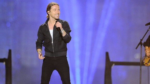 Julien Doré chante son titre "Nous" dans "La chanson de l'année" diffusée sur TF1.