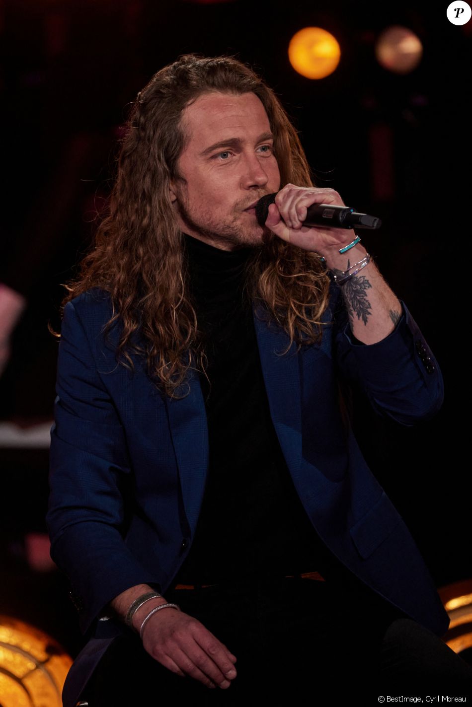 Exclusif - Julien Doré - Enregistrement de l'émission "Allez viens je t'emmène...Au Music Hall" au Studio Gabriel à Paris, qui sera diffusée le 28 mai sur France 3. Le 6 avril 2021 © Cyril Moreau / Bestimage