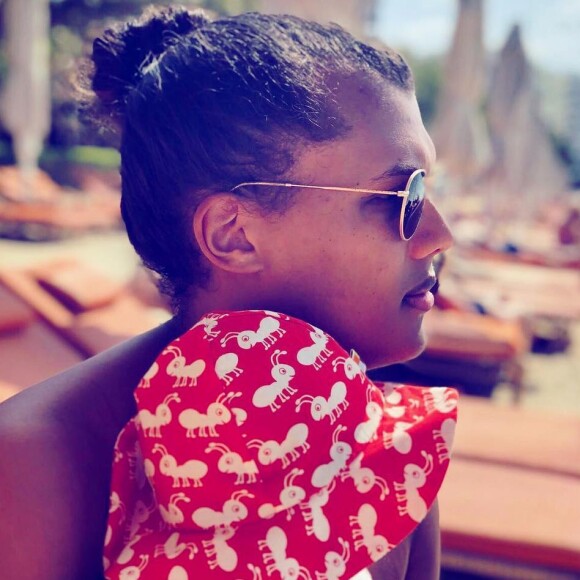 Stromae avec son fils lors de vacances le 22 janvier 2019.