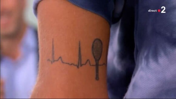 Lorenzo Musetti a dévoilé son tatouage à Roland-Garros, en interview pour France 2.