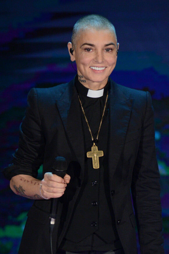 Sinéad O'Connor chante sur le plateau de l'émission "Che Tempo Che Fa" à Milan, le 5 octobre 2014.